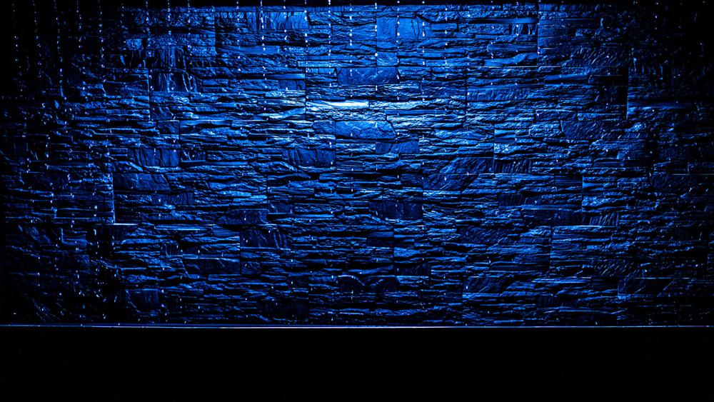 Blaue optische Wandinstallation im Berliner Illusionsmuseum