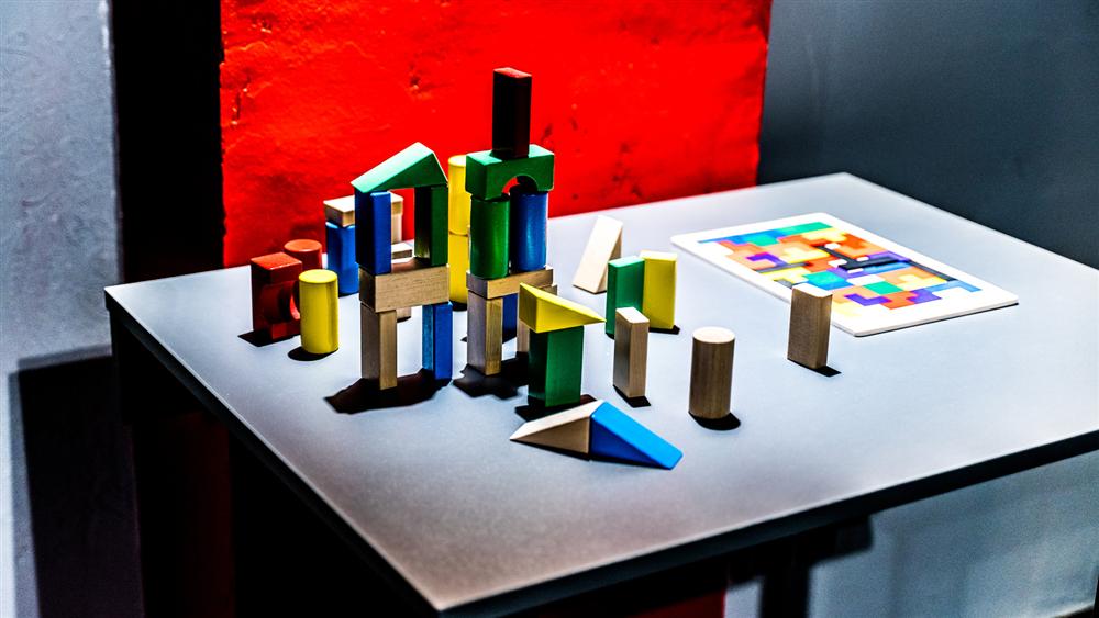 Interaktiver Ausstellungstisch im Illusion Museum Berlin