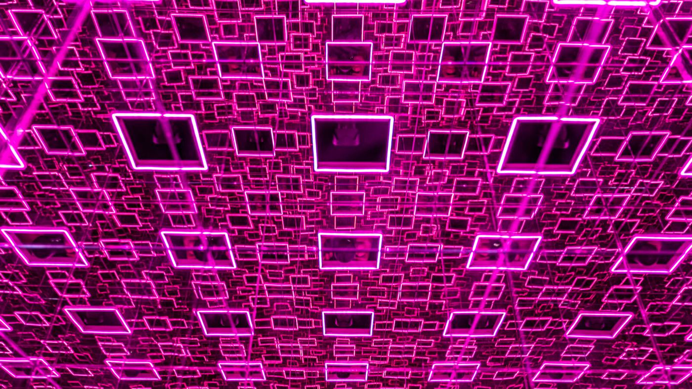 Illusion Museum Berlin pinke Neon-Spiegelinstallation