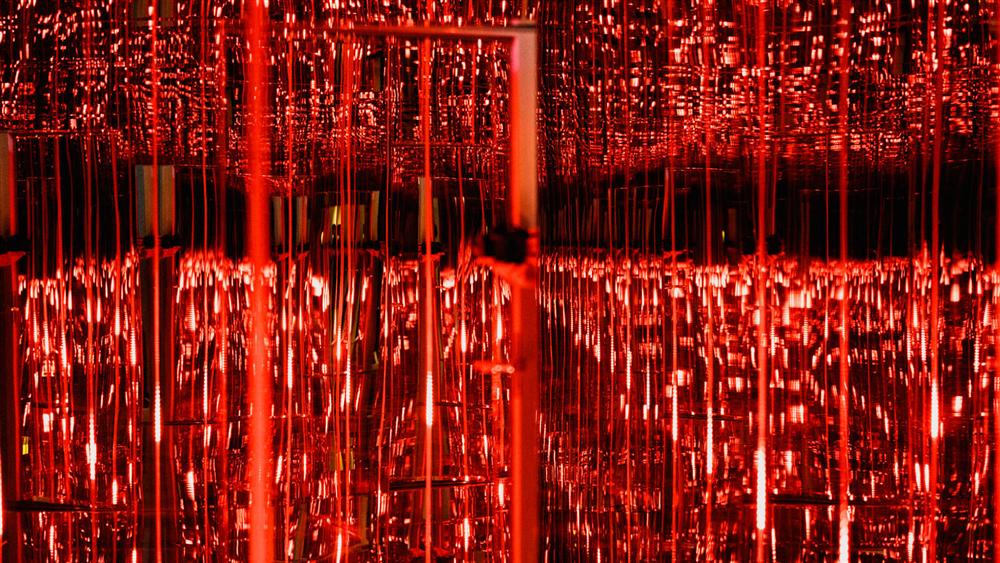 Rote Infinity-Lichtinstallation im Illusion Museum Berlin