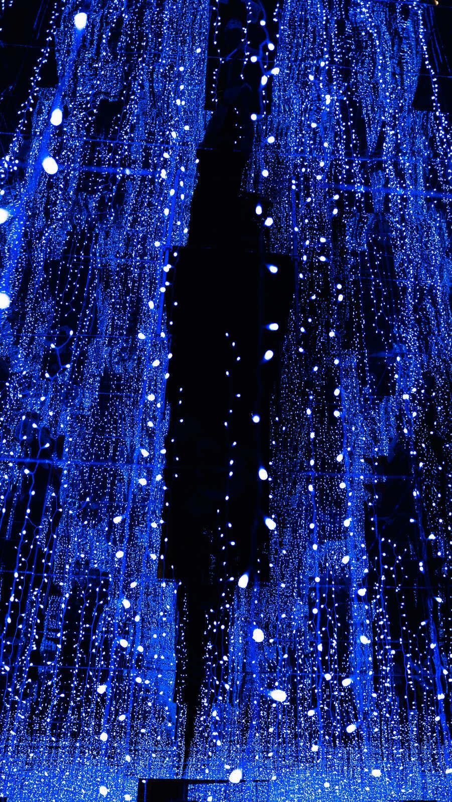 Blauer immersiver Lichtraum im Illusion Museum Berlin